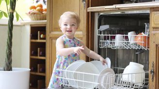 Za umytý talíř pět korun? Děti by za domácí práce neměly mít ceník. Za co dětem platit?