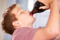Británie vyhlašuje boj dětské obezitě a zavádí daň pro sladké nápoje