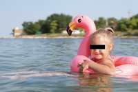 Mořský proud odnesl malou holčičku s nafukovací labutí! Otec tomu nedokázal zabránit!