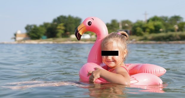 Mořský proud odnesl malou holčičku s nafukovací labutí! Otec tomu nedokázal zabránit!