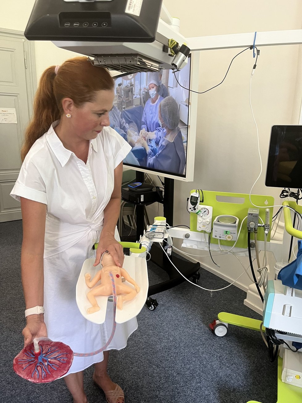 MUDr. Tereza Lamberská ukazuje speciální resuscitační lůžko, které pomáhá s péči o předčasně narozené děti