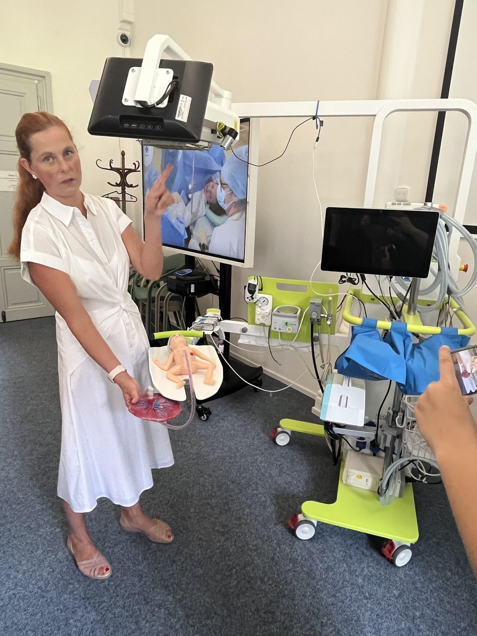 MUDr. Tereza Lamberská ukazuje speciální resuscitační lůžko, které pomáhá s péči o předčasně narozené děti