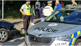 V Havířově vjel cyklista (12) přímo pod kola policejního auta.