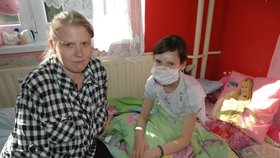 Lada Borkovcová (33, vlevo) z Chumotova se pečuje o svou nevyléčitelně nemocnou dceru Dianku