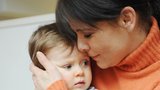 Matky s depresí můžou duševní poruchu přenést i na děti, varují odborníci