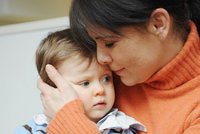 Matky s depresí můžou duševní poruchu přenést i na děti, varují odborníci