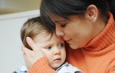 Matky s depresí můžou duševní poruchu přenést i na děti, varují odborníci