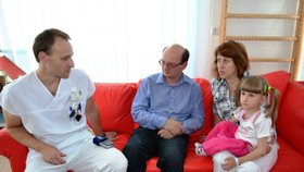 Listopad 2014 – Verunka s rodiči a ortopedem Karlem Ročákem, který dívenku operoval.