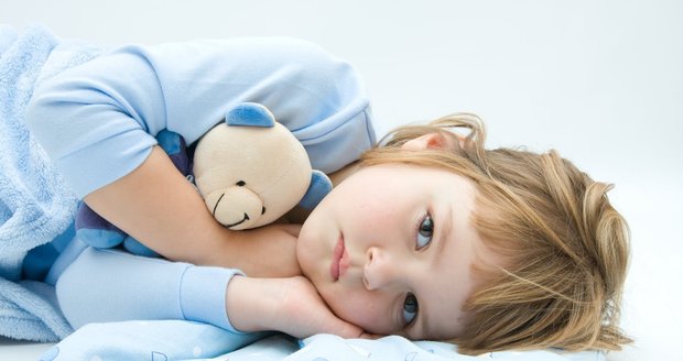Dítě oslabené nemocí a horečkou by mělo odpočívat.