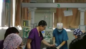 Personál nemocnice se 5 hodin střídal při masáži srdce malého chlapce.