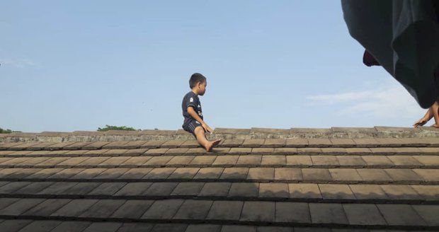 Chlapec (5), který utekl před obřízkou na střechu