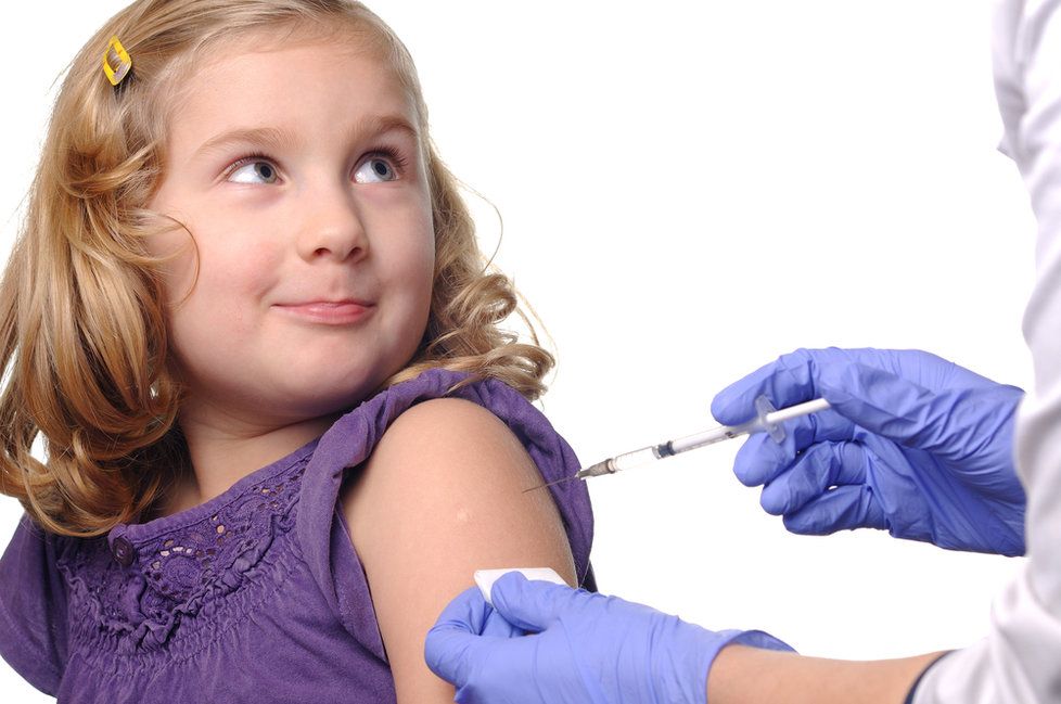 Očkování je nadále povinné, a kdo odmítne, může vyfasovat pokutu 10 tisíc korun!