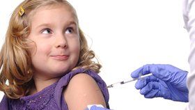 Očkování je nadále povinné, a kdo odmítne, může vyfasovat pokutu 10 tisíc korun!
