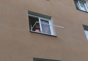 Batole sedělo v Litvínově na okně v druhém patře: Jeho matka zatím v klidu spala.