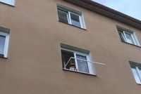 Batole sedělo v Litvínově na okně v druhém patře: Jeho matka zatím v klidu spala