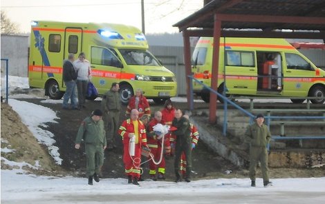 Záchranka převezla chlapce k fotbalovému hřišti v Kraslicích...