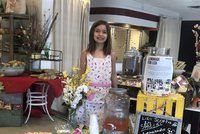 Sedmiletá dívka prodává limonádu, aby si zaplatila operaci mozku. Její matka je samoživitelka