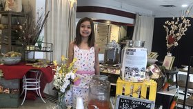 Sedmiletá holčička prodává limonádu, aby si zaplatila operaci mozku