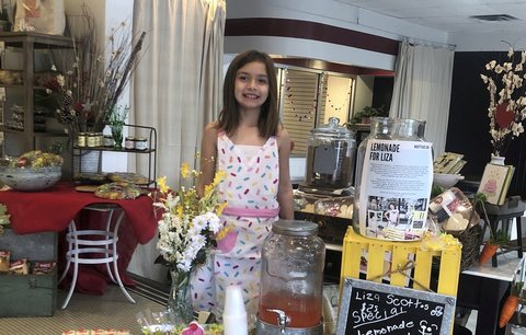 Sedmiletá dívka prodává limonádu, aby si zaplatila operaci mozku. Její matka je samoživitelka