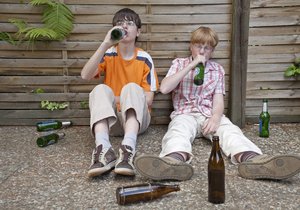 Téměř všichni patnáctiletí už vyzkoušeli alkohol: Máme nejvíce malých alkoholiků na světě!
