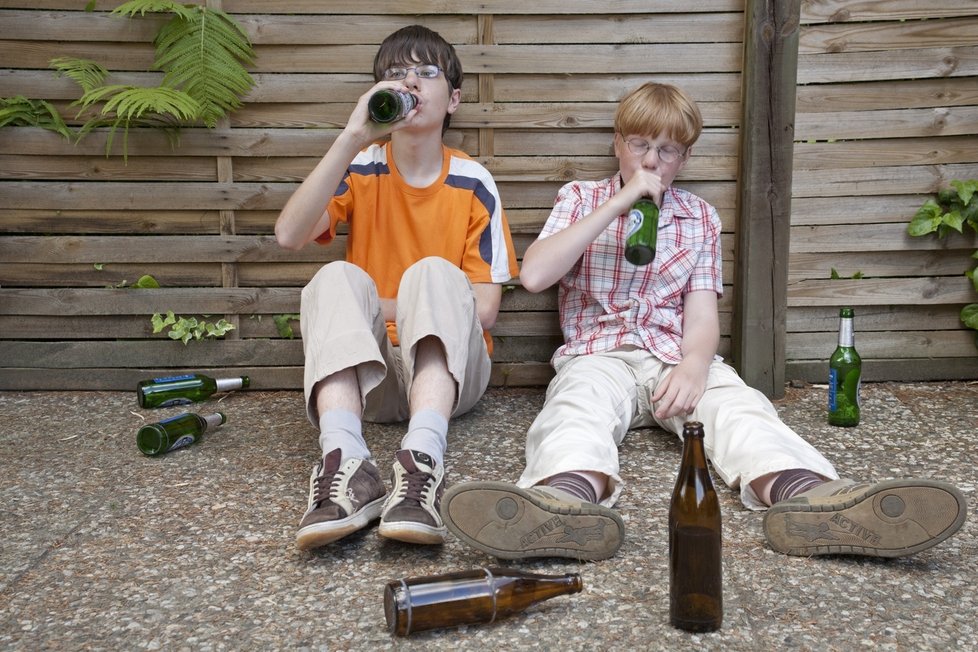 Děti si směle koupí pivo i tvrdší alkohol. Mluvte s nimi o rizicích dříve, než bude pozdě!