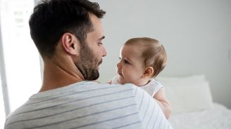 Otcovská dovolená se prodlouží na dva týdny, schválila Sněmovna