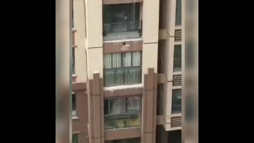 Drama v Číně. Z balkonu v šestém patře tu vypadlo dítě. Zachránci ho chytili do deky