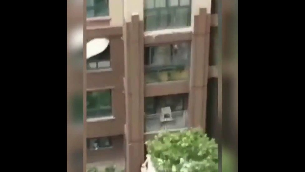 Drama v Číně. Z balkonu v šestém patře tu vypadlo dítě. Zachránci ho chytili do deky