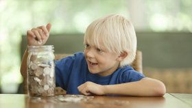 Funguje u vás doma, co se týká domácích prací a povinností, tak trochu výměnný obchod? Za umytí nádobí dvacka, za jedničku z matematiky hračka? Nedělejte to, radí odborníci.