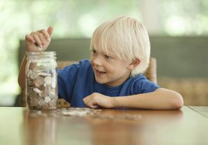 S mincemi a bankovkami si dítě lépe uvědomí, kolik peněz vynakládá, kolik mu ještě zbývá a  co si může  dovolit.