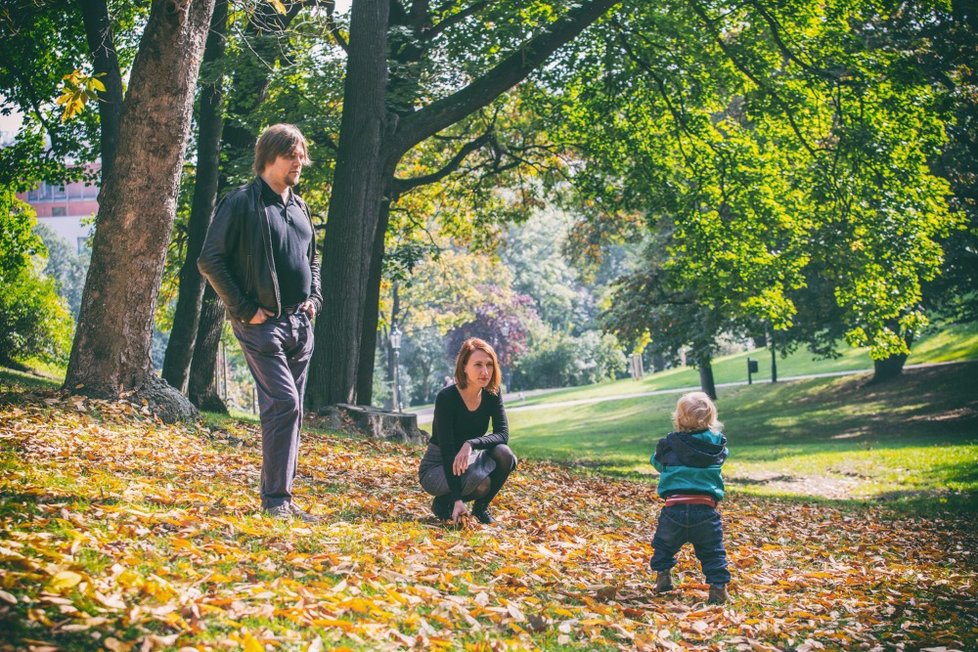 Pěstouny jsou i Jan a Hana, tato fotografie pochází z doby, kdy měli jen jedno dítě