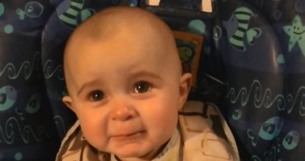 Malé děvčátko se při matčině zpěvu rozplakalo.