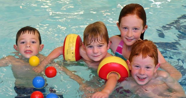 Děti, které plavou i v zimě, jsou dokonce zdravější než ty, které navštěvují bazén jen v teplém počasí.