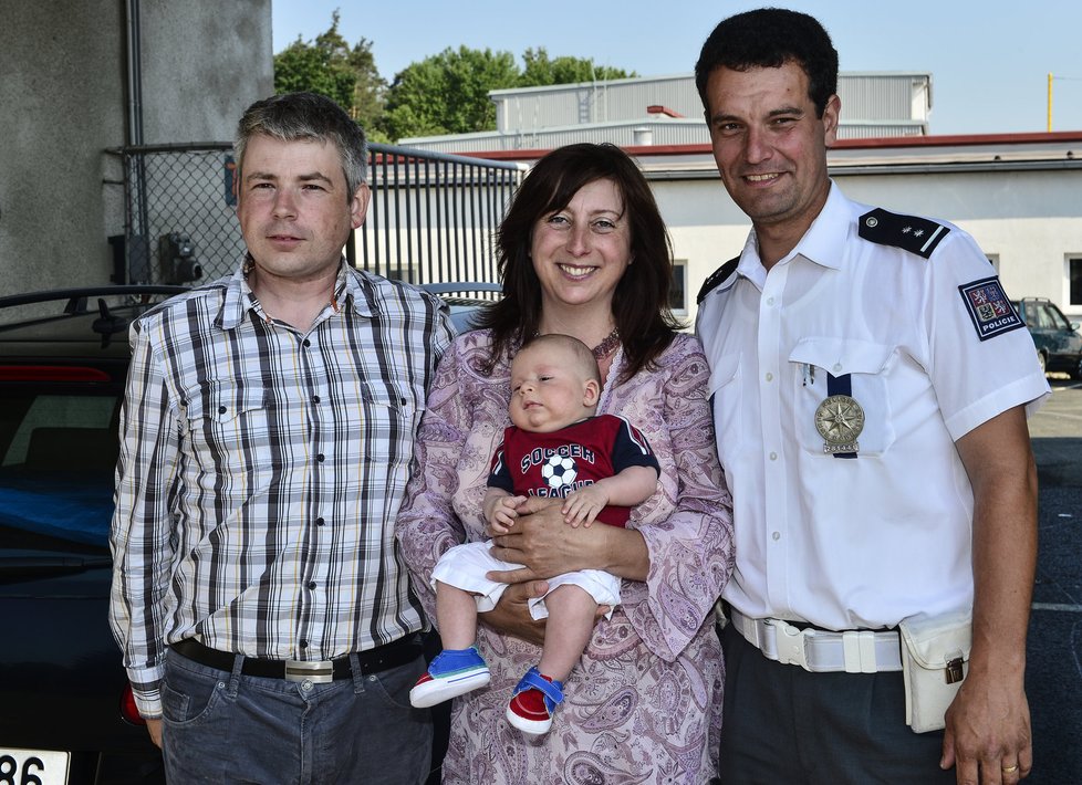 Šťastní rodiče s Gabrielem a policistou Alešem Matějkou.