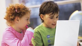 Děti v předškolním věku dokáží většinou obsluhovat počítač, ale neumějí plavat, jezdit na kole nebo si zavázat tkaničku.
