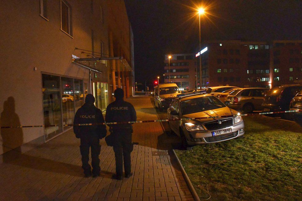 K otřesnému případu vyjížděli v pondělí v noci záchranáři s policisty. Pravděpodobně 27letý muž na Chodově ubodal batole nožem.