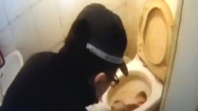 Policista vyndavá dítě ze záchodu.