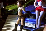 V Číně se doopravdy předvedli. Prezentují tam nové modely aut pomocí malých holčiček, které vypadají a pózují jako luxusní prostitutky!