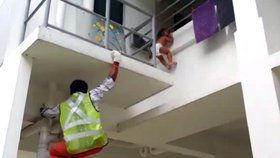 Pouliční zametač zachránil dítě, které vypadlo z balkonu v druhém patře.