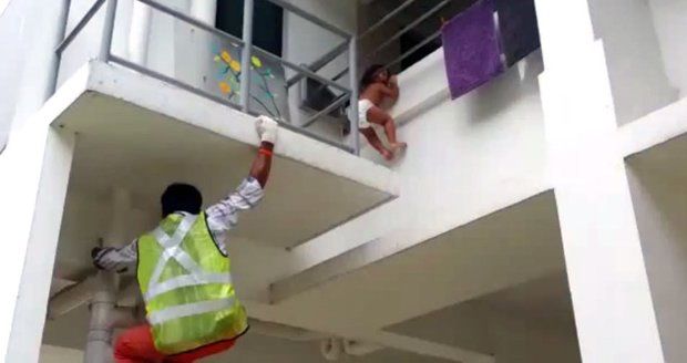 Pouliční zametač zachránil dítě, které vypadlo z balkonu v druhém patře.