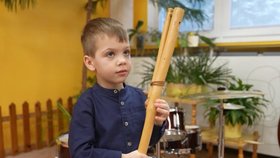 Čtyřletý Gabko umí hrát na několik hudebních nástrojů.