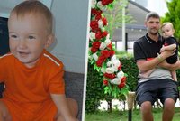 Adam brojí proti výrobcům „nebezpečného“ oblečení: Roční syn se oběsil na kapuci!