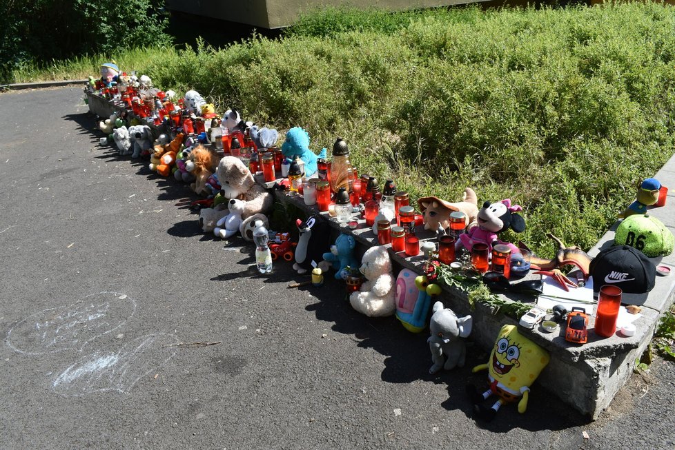 Pietní místo, které lidé spontánně vytvořili na místě tragédie, se rozrostlo o dárky a vzkazy pro zabitého čtyřletého chlapečka.