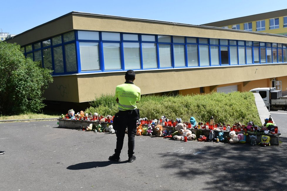 Pietní místo, které lidé spontánně vytvořili na místě tragédie, se rozrostlo o dárky a vzkazy pro zabitého čtyřletého chlapečka.