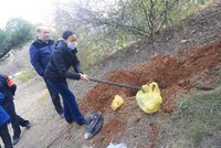 Lidé našli hromadné pohřebiště mrtvých novorozenců! Hrobů vykopali už čtrnáct!