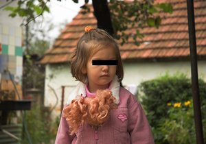 Policisté objevili v Ostravě-Zábřehu muže, který se sedmiletou dcerou vybíral popelnice. (Ilustrační foto)