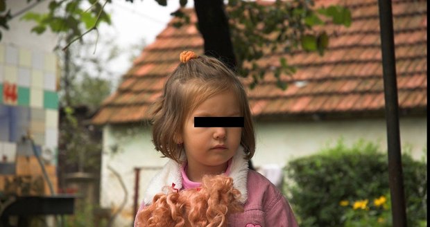 Policisté objevili v Ostravě-Zábřehu muže, který se sedmiletou dcerou vybíral popelnice. (Ilustrační foto)
