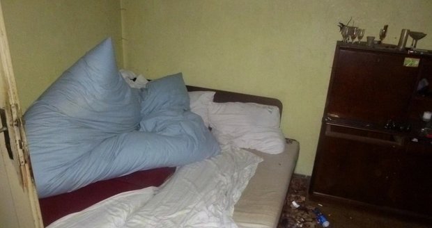 Strážníci našli roční dítě ve squattu v Plzni: Leželo v posteli pod špinavou peřinou