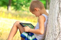 Je vaše dítě závislé na tabletu? Pět znamení, že to tak je, a jak se tomu bránit