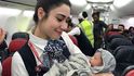 Turecká posádka aerolinií pomohla na svět zdravé holčičce